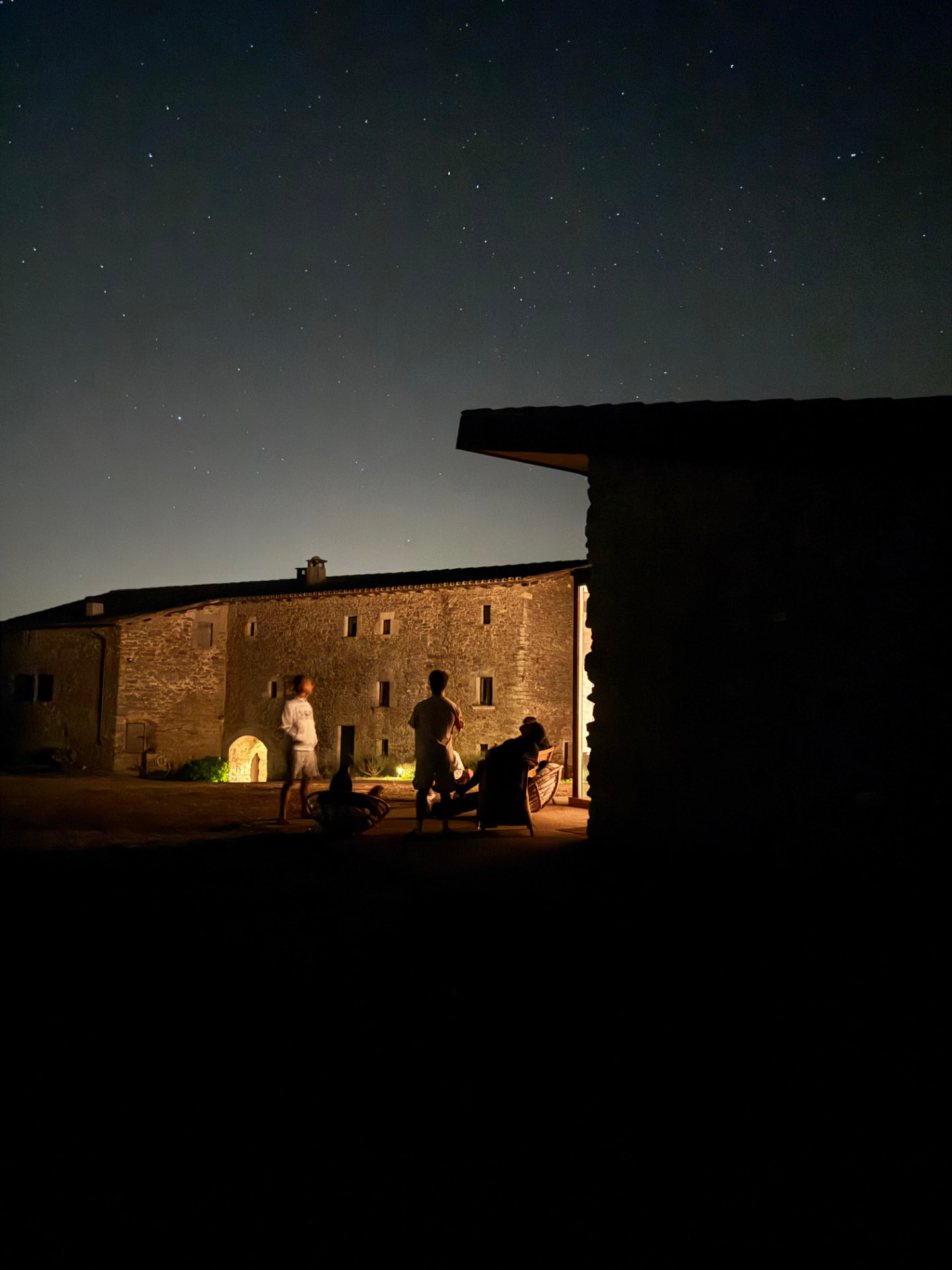 La masía del retiro bajo las estrellas